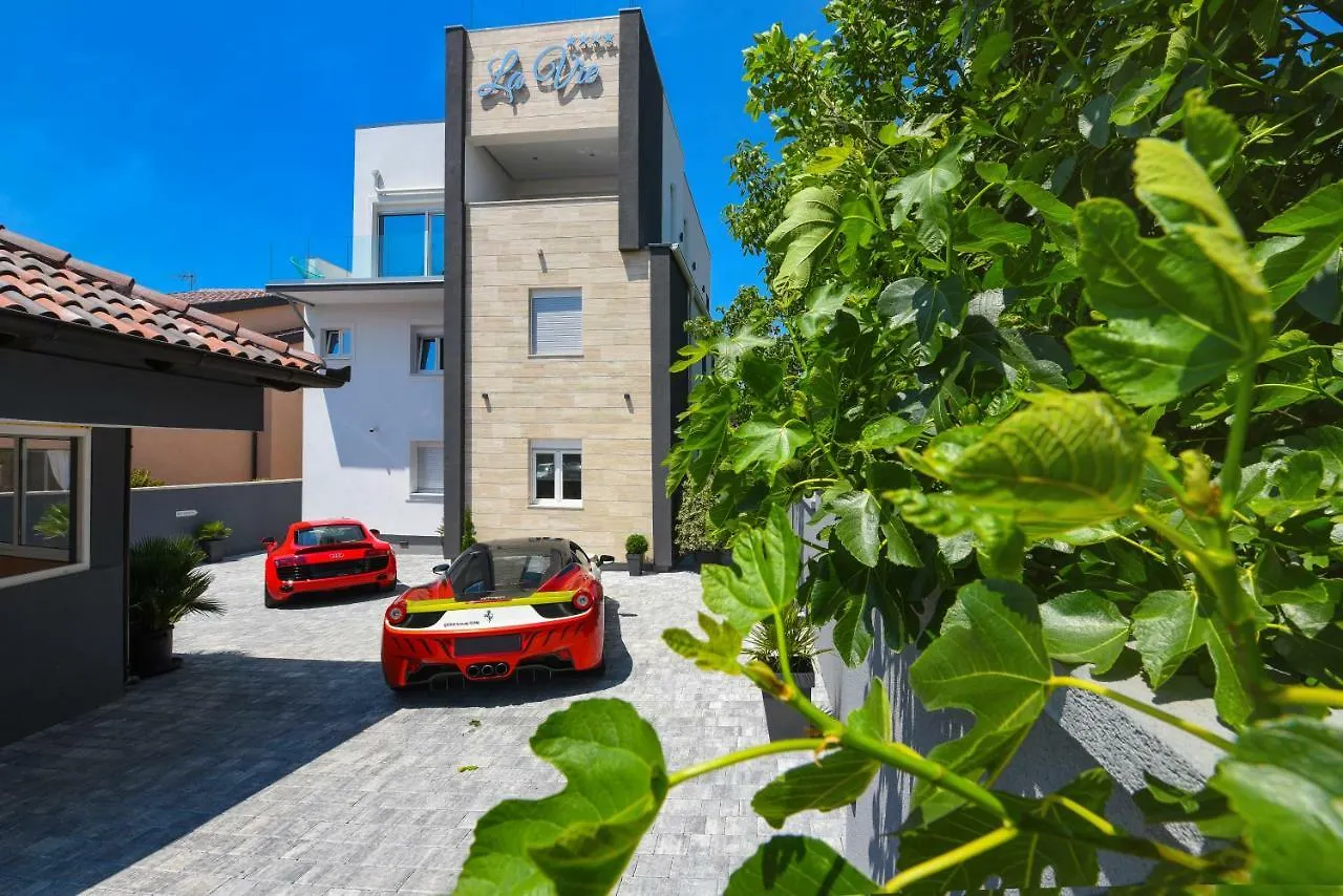 Luxury Rooms Lavie 자다르 4*,